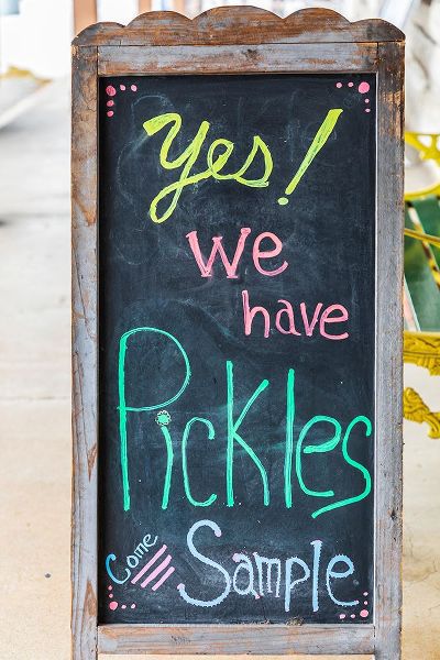 Wilson, Emily M. 아티스트의 Bandera-Texas-USA-Chalkboard sign for pickles in the Texas Hill Country작품입니다.